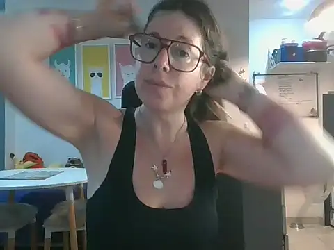 Snapshot of Calentandote chatting on 10-12-25, 09:43 Calentandote online show from 10-12-25, 09:43