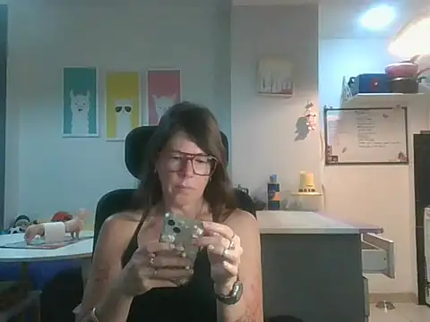 Snapshot of Calentandote chatting on 10-13-25, 07:43 Calentandote online show from 10-13-25, 07:43