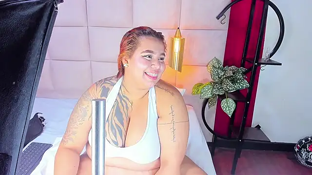 Snapshot of Amberluy chatting on 02-05-26, 08:04 Amberluy online show from 02-05-26, 08:04