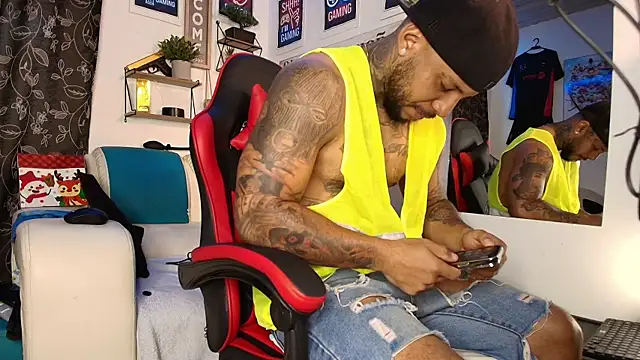 Leenar Key online show from 10-27-25, 01:45