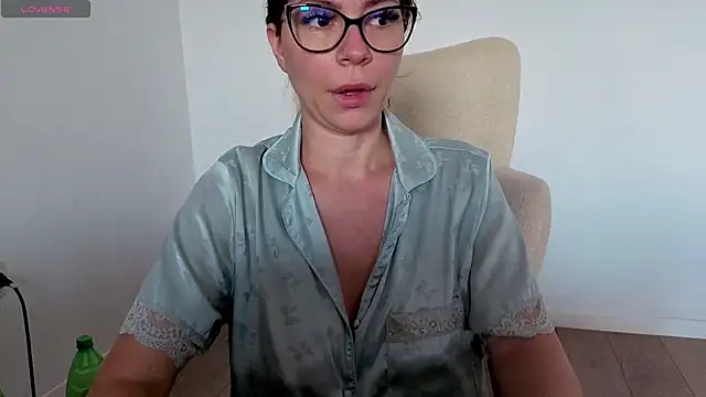 Jullyenn3 online show from 06-19-26, 11:05
