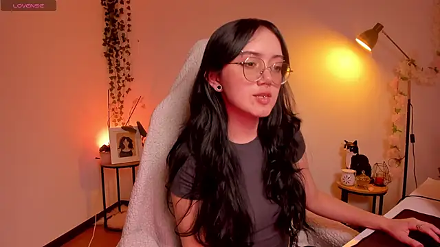 Snapshot of suzumi__ chatting on 10-24-25, 07:07 suzumi online show from 10-24-25, 07:07