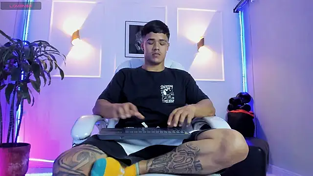 Rob saenz  online show from 11-10-25, 03:06