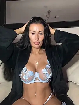 Snapshot of UKSYDNEYFOX chatting on 09-10-25, 01:04 UKSYDNEYFOX online show from 09-10-25, 01:04