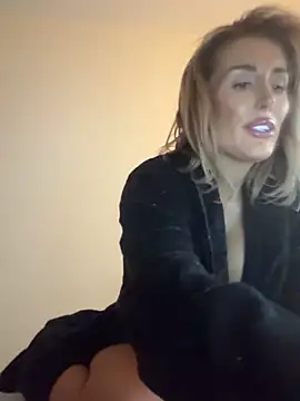 Snapshot of UKSYDNEYFOX chatting on 02-18-25, 10:25 UKSYDNEYFOX online show from 02-18-25, 10:25