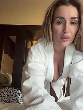Snapshot of UKSYDNEYFOX chatting on 03-20-25, 03:14 UKSYDNEYFOX online show from 03-20-25, 03:14