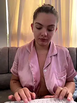 Snapshot of eva_y_marcelo chatting on 09-30-25, 12:33 eva y marcelo online show from 09-30-25, 12:33