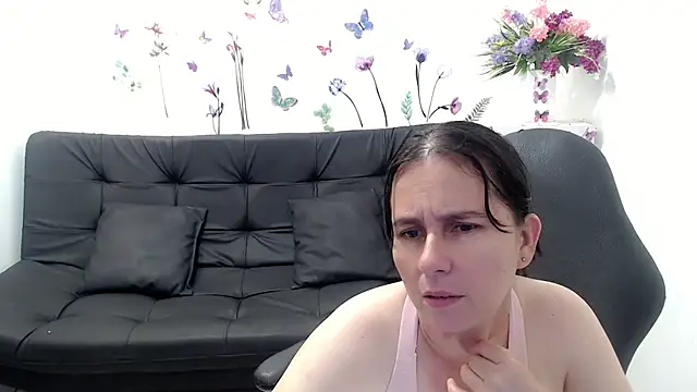 Snapshot of victoria_jones chatting on 06-06-26, 01:27 victoria jones online show from 06-06-26, 01:27