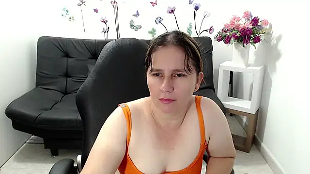 Snapshot of victoria_jones chatting on 05-12-26, 12:00 victoria jones online show from 05-12-26, 12:00