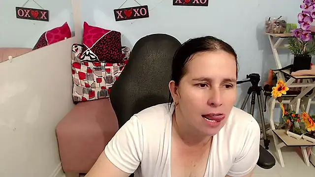 victoria jones online show from 11-11-25, 04:24