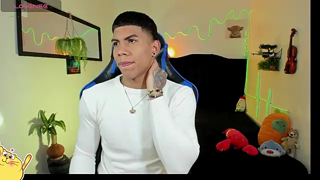 Snapshot of Damian_latinxxx chatting on 02-25-26, 12:11 Damian latinxxx online show from 02-25-26, 12:11