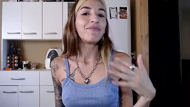 Snapshot of stephieval_ chatting on 05-12-26, 01:39 stephieval online show from 05-12-26, 01:39