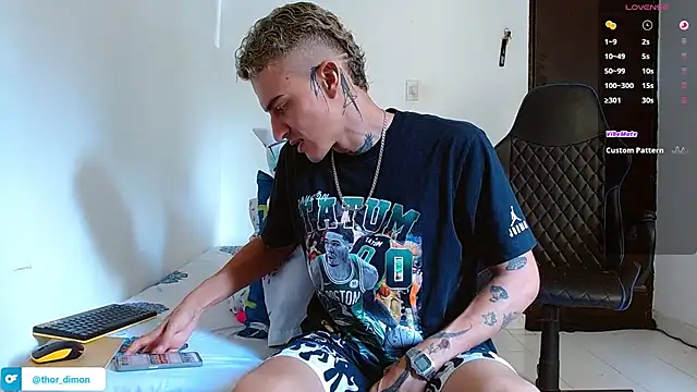Snapshot of bray_hotboy777 chatting on 07-10-26, 04:07 bray hotboy777 online show from 07-10-26, 04:07