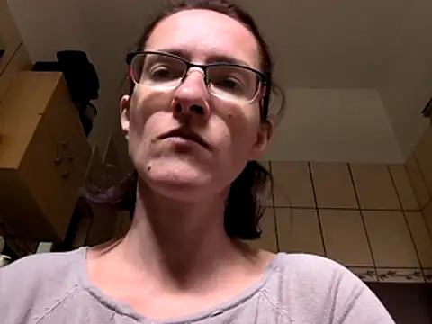 Snapshot of Milky_hairy_mommy chatting on 10-21-25, 08:14 Milky hairy mommy online show from 10-21-25, 08:14