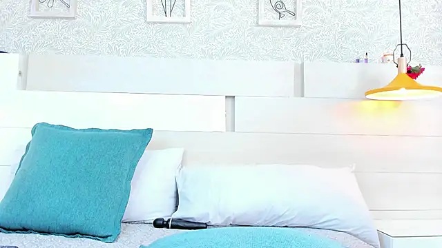 Isabela Coleman online show from 11-08-25, 02:09