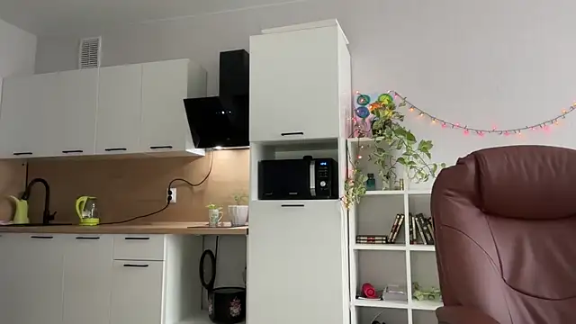 Victoria1Love online show from 12-21-25, 09:44