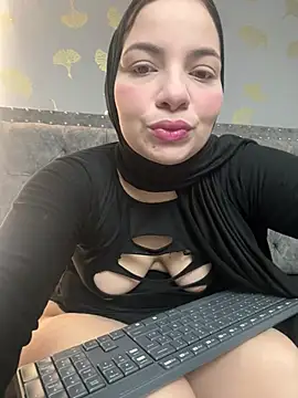 Snapshot of Layla_kaderr chatting on 05-21-26, 11:24 Layla kaderr online show from 05-21-26, 11:24