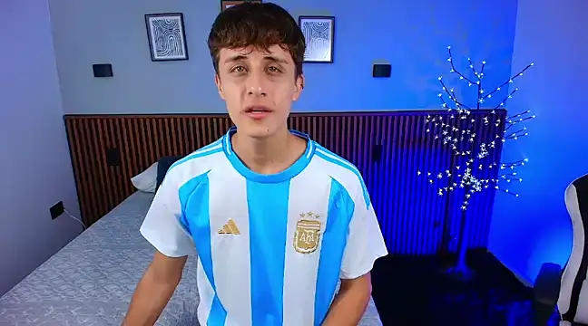 Snapshot of JoseloEvans chatting on 01-11-25, 10:18 JoseloEvans online show from 01-11-25, 10:18