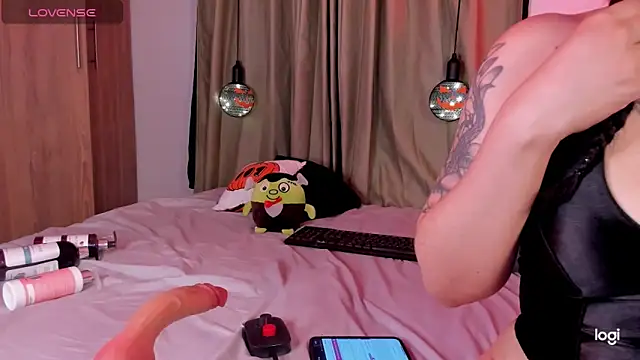 LilyRobertts online show from 10-26-25, 02:56