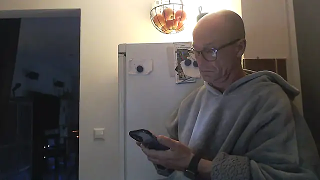 Nomi1612 online show from 11-21-25, 08:19