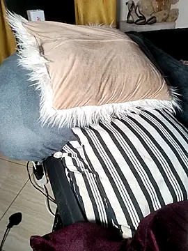 Hugemassivebootie online show from 12-01-25, 07:37