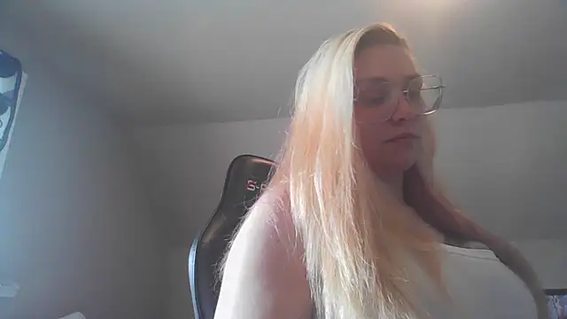Snapshot of Lalalynn chatting on 05-24-26, 06:30 Lalalynn online show from 05-24-26, 06:30