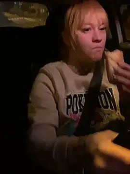 Snapshot of poussichienne chatting on 04-18-26, 02:47 poussichienne online show from 04-18-26, 02:47