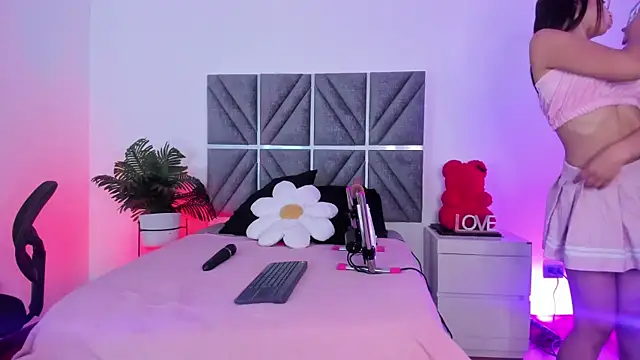 Snapshot of Laura_Dicardy chatting on 02-25-26, 08:08 Laura Dicardy online show from 02-25-26, 08:08