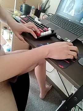 Snapshot of HuyFA23 chatting on 09-15-25, 06:47 HuyFA23 online show from 09-15-25, 06:47