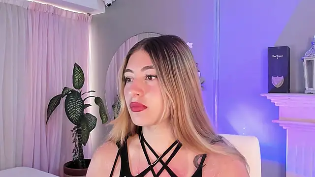 Snapshot of tiffany_becker chatting on 01-13-26, 01:04 tiffany becker online show from 01-13-26, 01:04