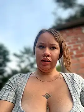 Snapshot of Emiily_lee chatting on 05-17-26, 11:32 Emiily lee online show from 05-17-26, 11:32