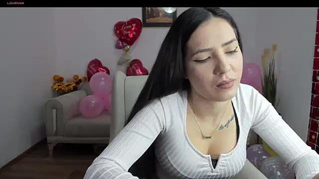 Snapshot of Emmapmg chatting on 02-10-25, 01:01 Emmapmg online show from 02-10-25, 01:01