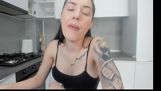 Snapshot of Emmapmg chatting on 02-11-26, 12:49 Emmapmg online show from 02-11-26, 12:49
