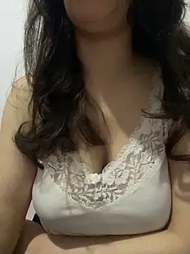 Snapshot of farah-36 chatting on 05-15-26, 12:52 farah-36 online show from 05-15-26, 12:52