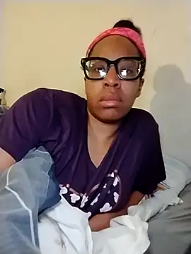 Snapshot of madamsensuale chatting on 03-22-25, 06:22 madamsensuale online show from 03-22-25, 06:22