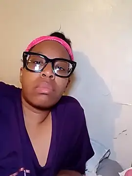 Snapshot of madamsensuale chatting on 03-22-25, 03:20 madamsensuale online show from 03-22-25, 03:20