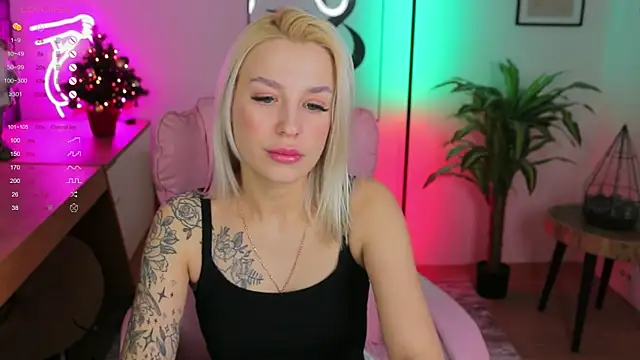 Snapshot of Crystal_Barbie chatting on 01-14-25, 11:27 Crystal Barbie online show from 01-14-25, 11:27