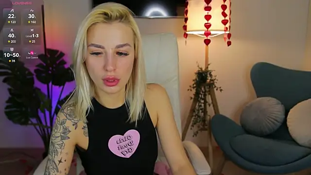 Snapshot of Crystal_Barbie chatting on 02-25-25, 07:27 Crystal Barbie online show from 02-25-25, 07:27
