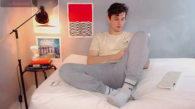 Elio555 online show from 10-31-25, 01:19