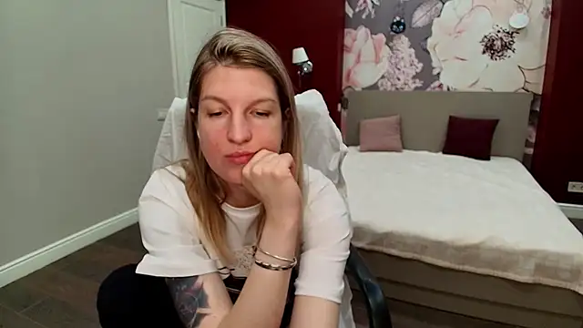 Snapshot of EmilyWalkeri chatting on 05-07-26, 06:39 EmilyWalkeri online show from 05-07-26, 06:39