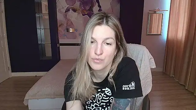 Snapshot of EmilyWalkeri chatting on 05-14-26, 06:32 EmilyWalkeri online show from 05-14-26, 06:32