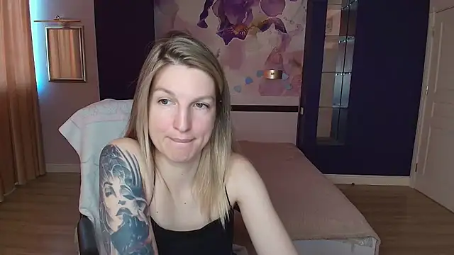 Snapshot of EmilyWalkeri chatting on 05-27-26, 06:54 EmilyWalkeri online show from 05-27-26, 06:54