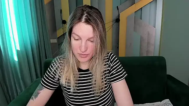 EmilyWalkeri online show from 04-10-26, 07:04