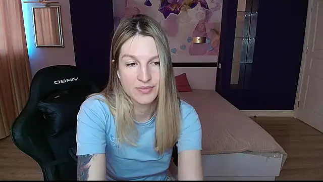 EmilyWalkeri online show from 06-17-26, 06:46