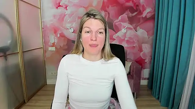 Snapshot of EmilyWalkeri chatting on 05-21-26, 07:00 EmilyWalkeri online show from 05-21-26, 07:00