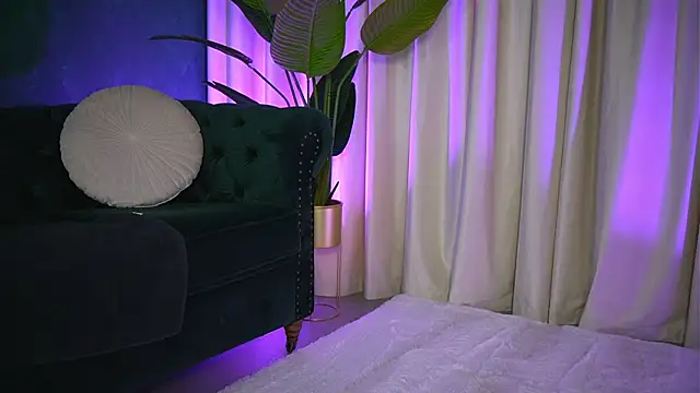 FoxieJullia online show from 11-08-25, 04:49