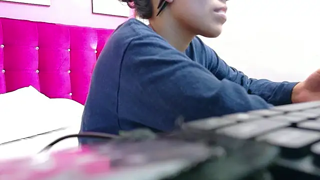 yourcuteneighbourr online show from 07-15-26, 03:24