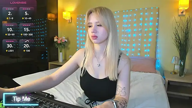 Snapshot of Valerie_Woods chatting on 05-19-26, 01:10 Valerie Woods online show from 05-19-26, 01:10