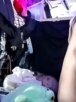 gurlnips online show from 04-10-26, 10:39