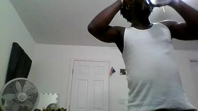 Snapshot of Hugedick0071 chatting on 05-16-26, 04:00 Hugedick0071 online show from 05-16-26, 04:00
